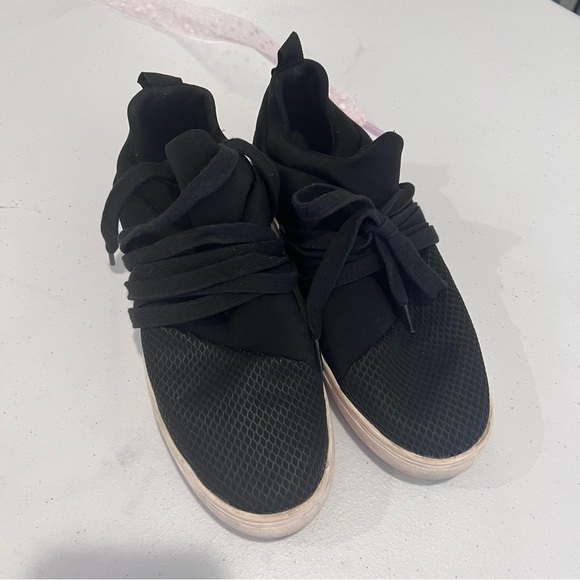 Steve Madden black stretch sneaker. Super comfy. SZ 6.5 - Picture 9 of 10